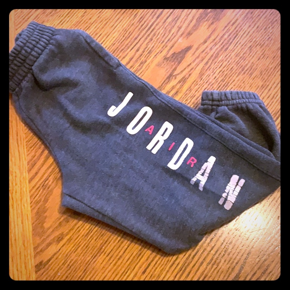 ☀️3 for $10 vacay item☀️ 4T Jordan sweatpants
